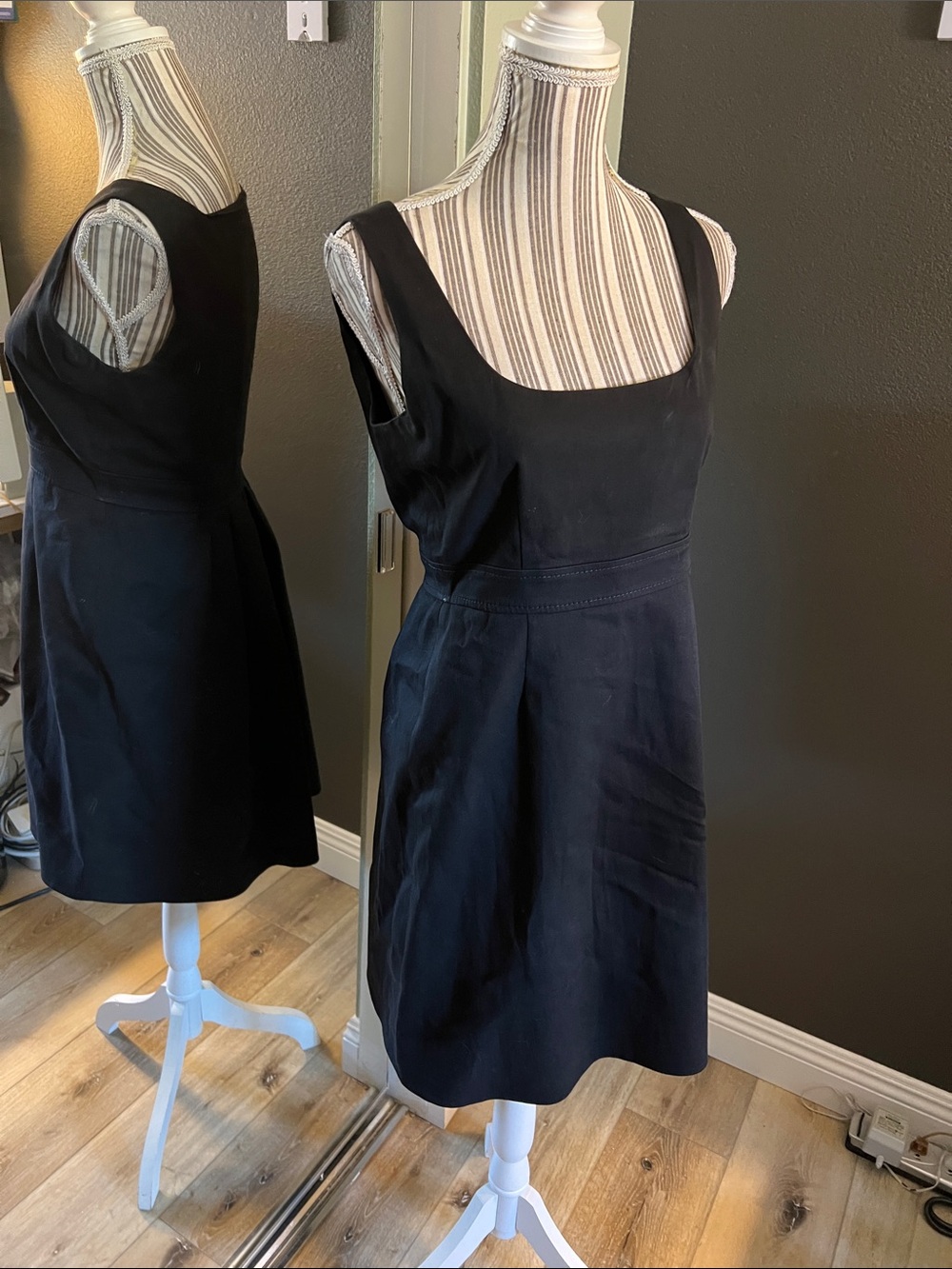 🛑 1 hour sale. Red VALENTINO Garavani, size 42 EU (6 US), Black Sleeveless, sexy